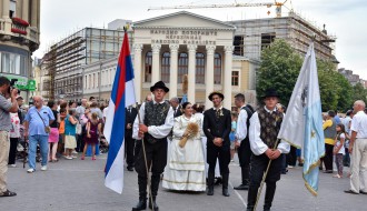 Dan Dužijance 2016 - povorka, Veliko bunjevačko kolo i polaganje venaca ispred biste Blaška Rajića (#2)