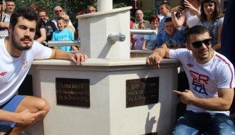 Nikola Kalinić i Davor Štefanek na Olimpijskoj česmi