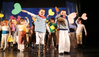 Predstava i dodela novogodišnjih paketića deci iz vrtića "Dambo"