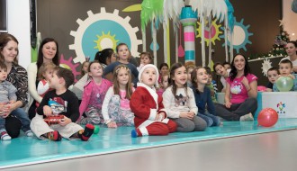 Novogodišnja žurka: dodela paketića u Fabrici zabave