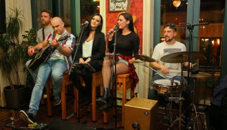 Girls between maniacs