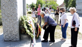 Polaganje venaca na spomenik stradalim Jevrejima