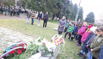 Polaganje venaca na spomenik "Balada vešanih"