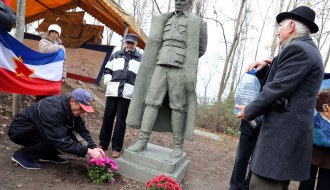 Polaganje venaca na skulturu Josipu Brozu Titu u Mini Jugoslaviji