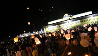 Puštanje lampiona ispred Robne kuće "Dudi Co"