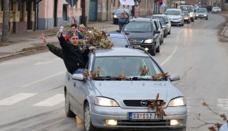Povratak sa seče badnjaka u šumi na Makovoj sedmici