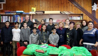 Predaja udžbenika za decu iz romske zajednice koja pohađaju ovu školu