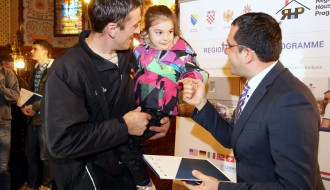 Uručenje ugovora za kupovinu seoskih kuća sa okućnicom