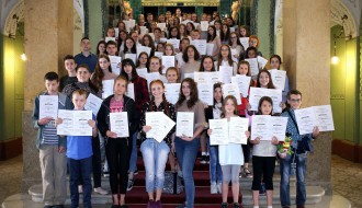 Dodela diploma učenicima na takmičenjima iz srpskog jezika