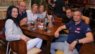 Girls between maniacs