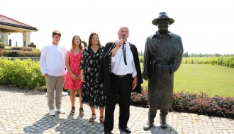 Otkrivanje bisti sastavu "8 tamburaša" i Zvonku Bogdanu