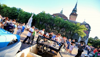 Međunarodni susret i reli oldtajmer vozila - izložba na Trgu