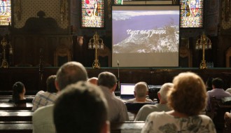 Prikazivanje dokumentarnog filma "Krst nad jamom"