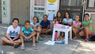 Deca u akciji "Kupi crtež - budi human"