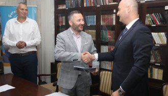 Uručivanje ugovora o dodeli sredstava iz budžeta Pokrajinske vlade