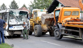 Udes kamiona i autobusa u Bajnatskoj ulici