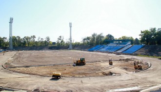 Radovi na postavljanju trave i atletske staze