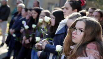 Pomen i polaganje venaca na Spomenik palim junacima