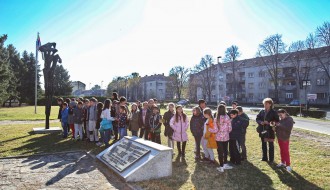 Polaganje venaca na Spomenik "Balada vešanih"