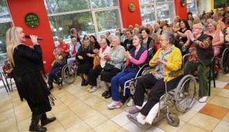 Zorana Pavić zabavljala korisnike Gerontološkog centra