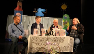 Arno Gujon uoči izvođenja dečije predstave pozorišta iz Gračanice