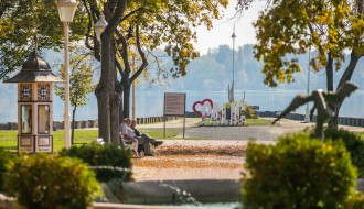 Jesenje boje uz obalu jezera