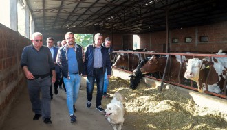 Ministar Nedimović i gradonačelnik Laban u poseti poljoprivrednim gazdinstvima