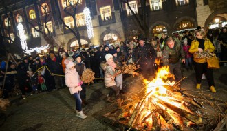 Badnji dan - svečana povorka i loženje badnjaka na Trgu