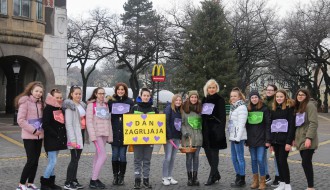 Akcija "besplatnih zagrljaja" učenika OŠ "Matija Gubec" iz Tavankuta