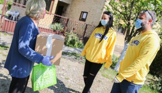 Akcija kompanije "Mozzart" vezana za podelu paketa pomoći najstarijim sugrađanima