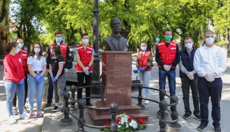 Polaganje venaca ispred Crvenog krsta