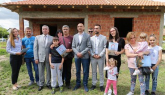 Poseta porodici koja je dobila bespovratna sredstva za izgradnju kuće