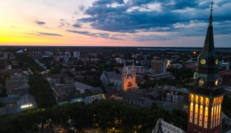 Pogled iznad grada koji tone u noć