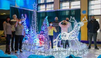 Sređivanje scenografije za tradicionalni program druženja sa Deda Mrazom