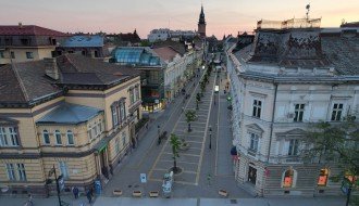 Iznad centra na zalasku sunca i noću