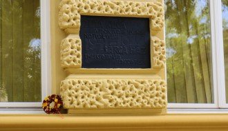 Polaganje venaca žrtvama "Žute kuće"