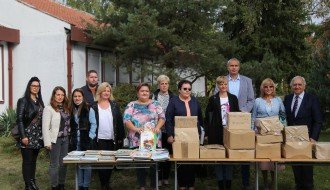 Uručenje udžbenika deci iz romske zajednice