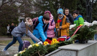 Polaganje venaca na Spomenik balade vešanih