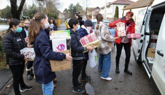 Predaja paketića u okviru akcije "Osmeh u kutiji"