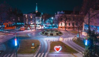 Praznična svetlosna dekoracija u gradu i turistički natpisi na frekventnim saobraćajnicama