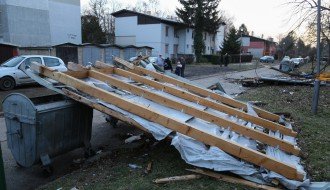 Jak vetar odvalio limeni krov na nižu zgradu i ulicu u Kertvarošu