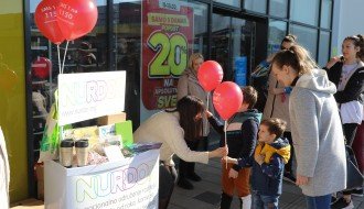 Štand aktivista NURDOR-a povodom Svetskog dana dece obole od raka