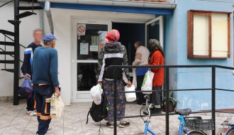 Podela kuvanih obroka Narodne kuhinje Crvenog krsta