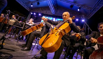 Koncert mađarskog ciganskog simfonijskog orkestar "100 violina"