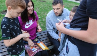 "Menjaža" kod nove fontane - sličice učesnika fudbalskog prvenstva u u Kataru