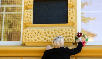 Polaganje venaca žrtvama fašističkog terora u Žutoj kući