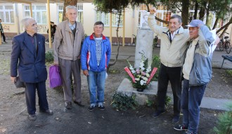 Polaganje venaca kod postamenta Jovanu Mikiću Spartaku