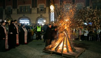 Paljenje badnjaka na Trgu