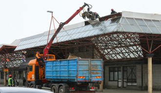 Olujni vetar digao deo krova sa autobuske stanice