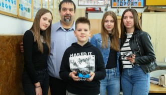 Razgovor sa učenicima koji su postigli uspeh na takmičenju iz programiranja i upravljanja dronovima